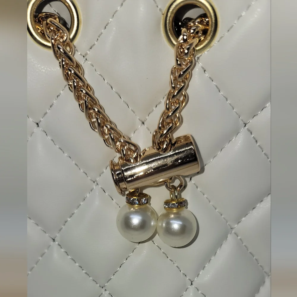White vegan leather puffy bucket bag with gold strap - Picture 3 of 4
